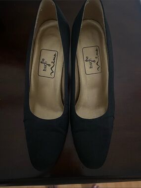 The Touch of Nina Women's Black Classic Pump